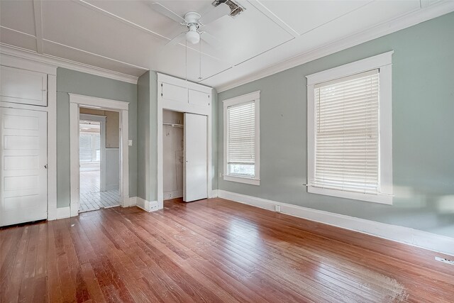 unfurnished bedroom featuring light hardwood / wood-style floors, ceiling fan, and ornamental molding