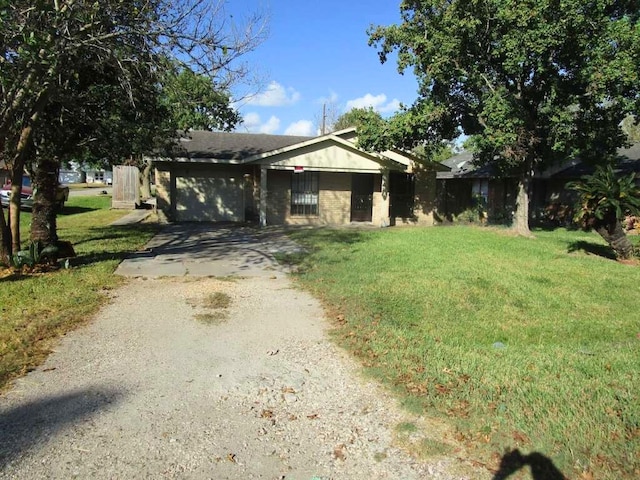 view of front of house featuring a garage and a front yard