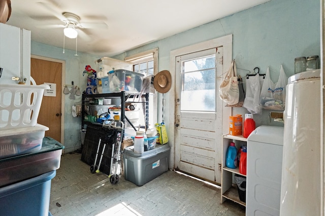 miscellaneous room featuring washer / clothes dryer and ceiling fan