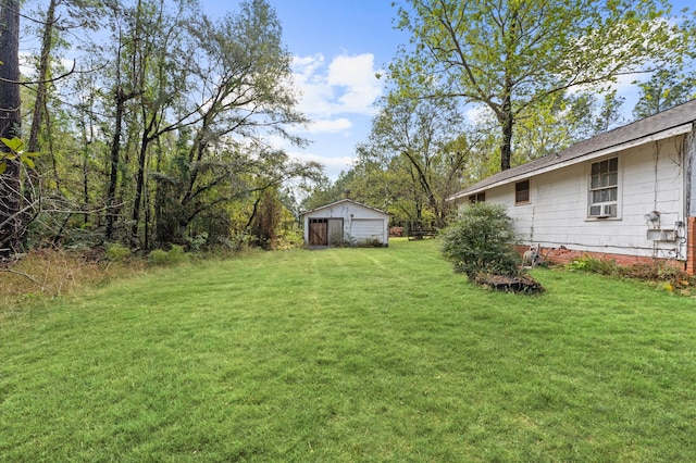 view of yard featuring an outbuilding