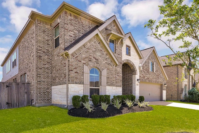 view of front facade featuring a garage and a front yard