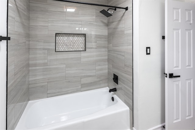 bathroom featuring tiled shower / bath