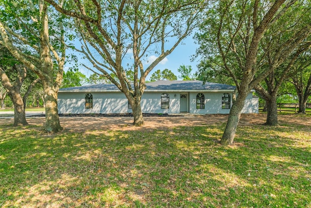 single story home featuring a front yard