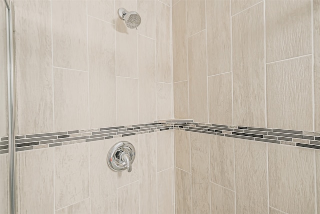 details featuring a tile shower