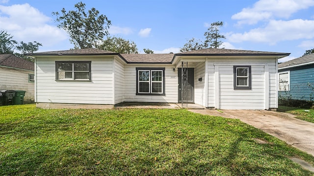 ranch-style house featuring a front yard