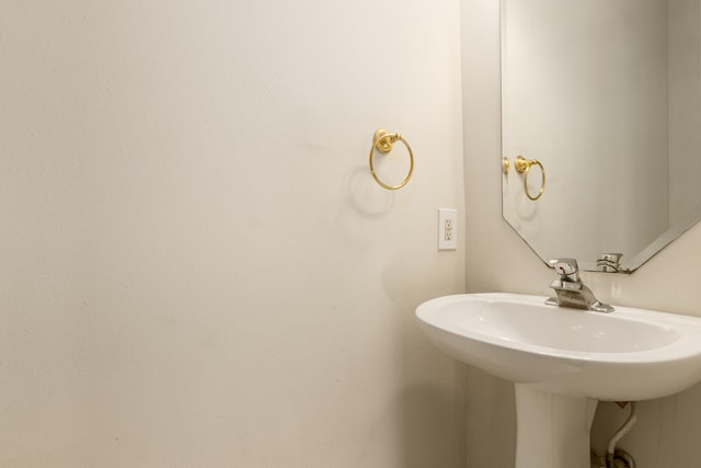 bathroom featuring sink