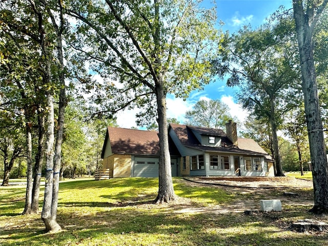 view of front facade featuring a garage and a front yard