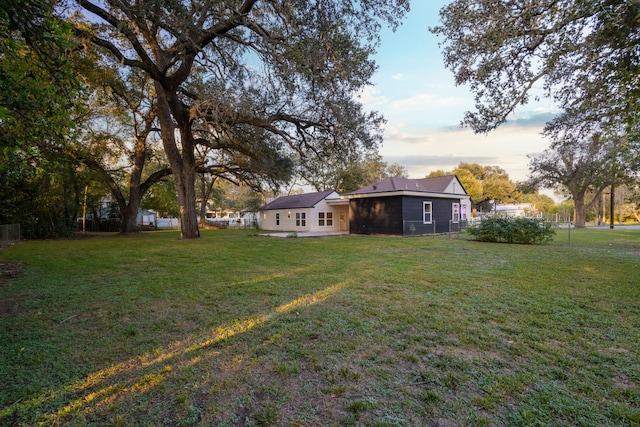 view of yard at dusk