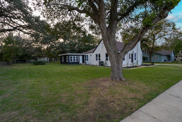 view of front facade with a front yard