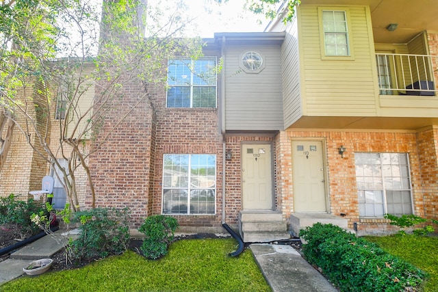 view of front of home featuring a front lawn