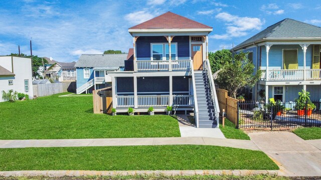 view of front of property featuring a porch and a front yard