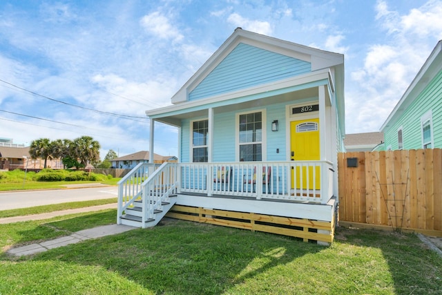 view of front facade featuring a front yard and covered porch