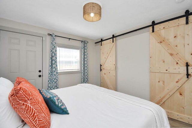 bedroom featuring a barn door