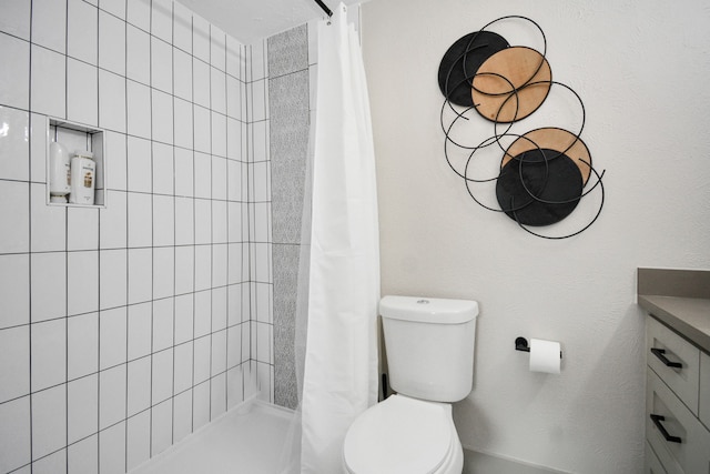 bathroom featuring a shower with curtain and toilet