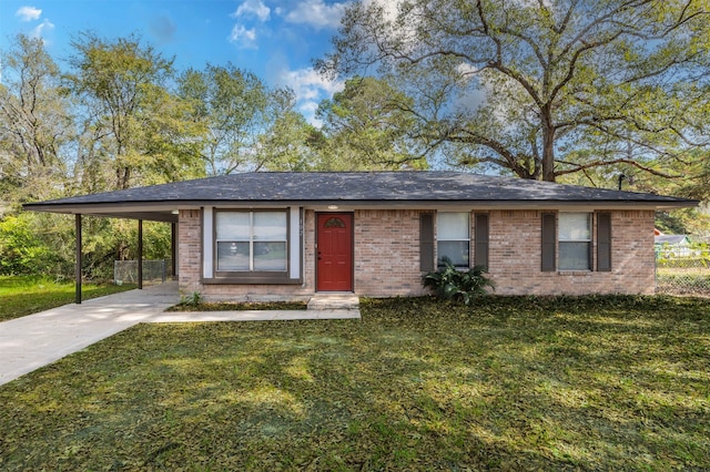 view of front of home featuring a front yard and a carport