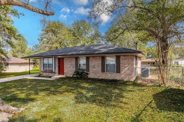 view of front of property featuring a front lawn