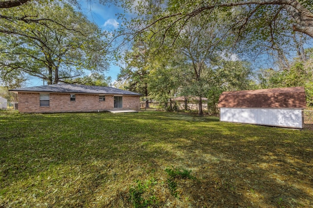 view of yard featuring an outbuilding