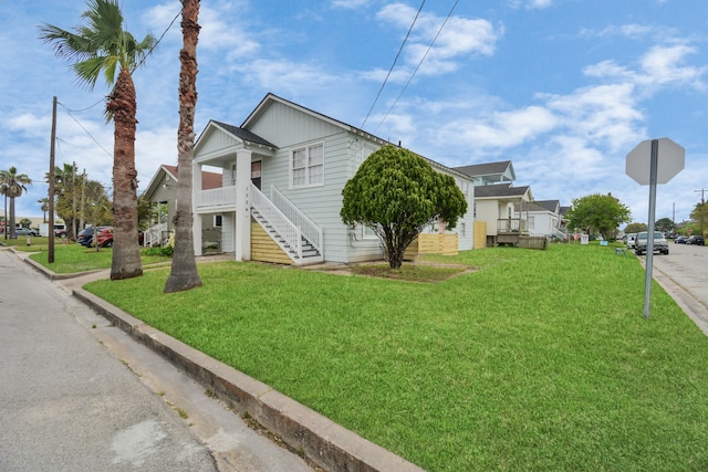 view of front facade featuring a front lawn