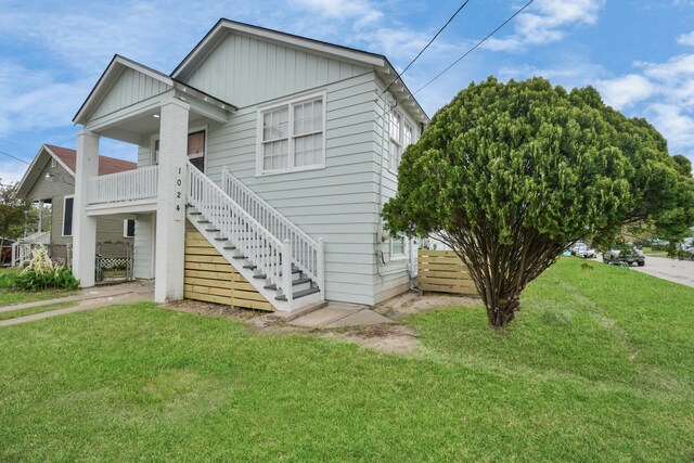 view of front of property with a front yard