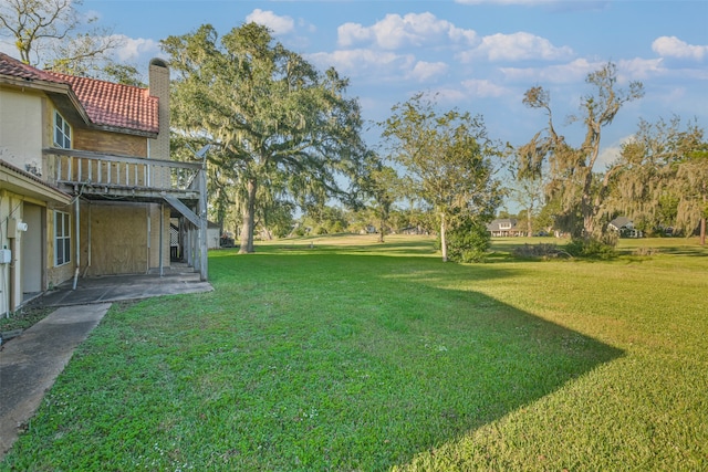 view of yard with a patio area