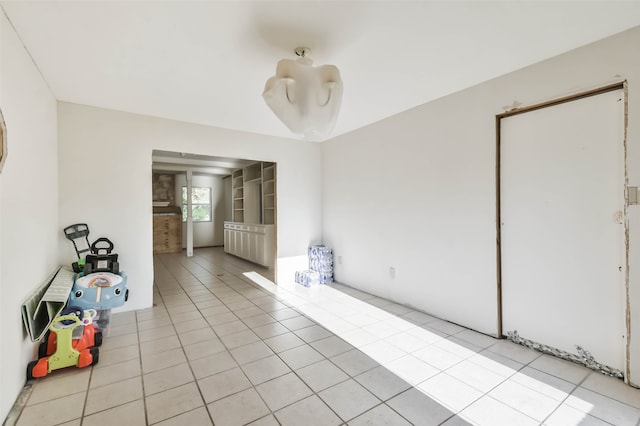 spare room featuring light tile patterned flooring