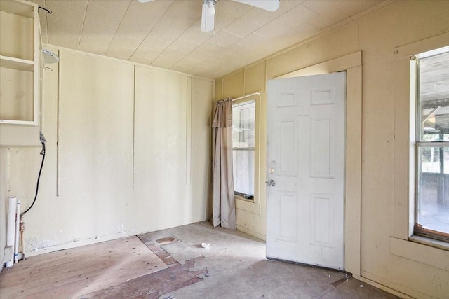 foyer entrance featuring ceiling fan