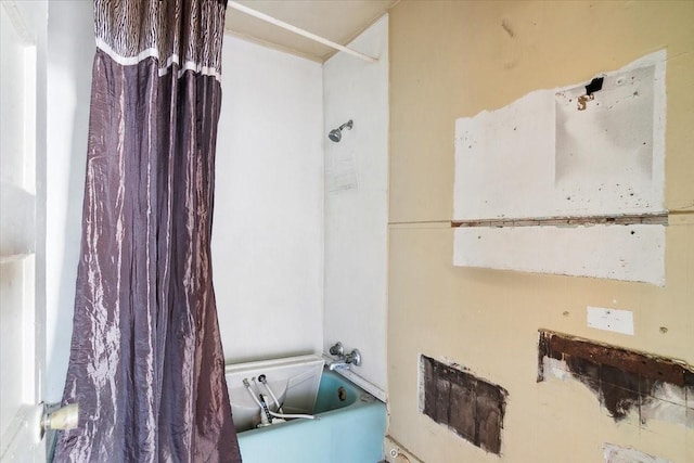 bathroom featuring shower / bathtub combination with curtain