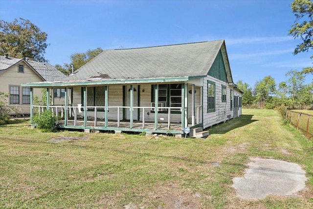 view of front of property featuring a front yard