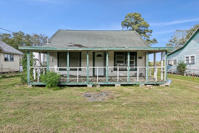 view of front of property featuring a front lawn