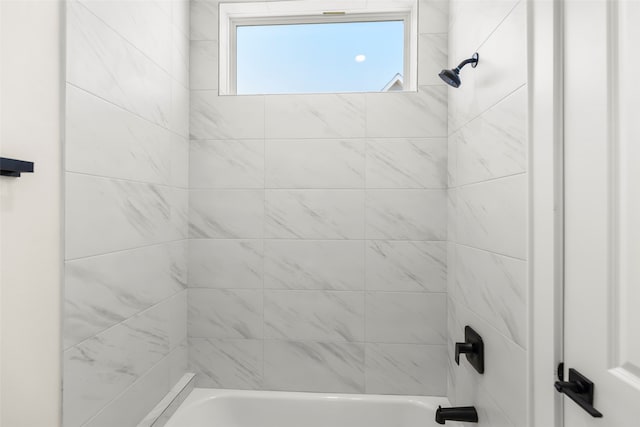 bathroom featuring tiled shower / bath