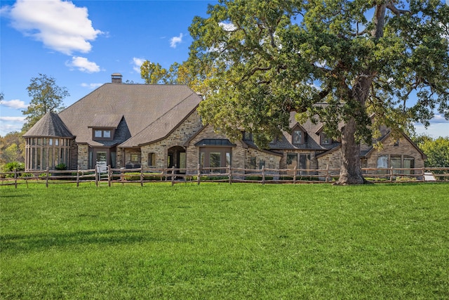 view of front facade featuring a front yard