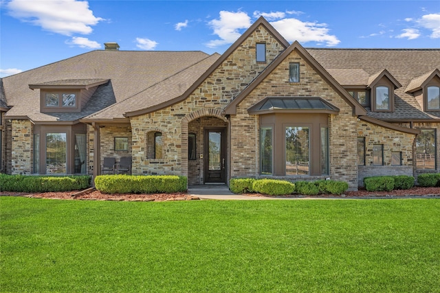 view of front of property featuring a front yard