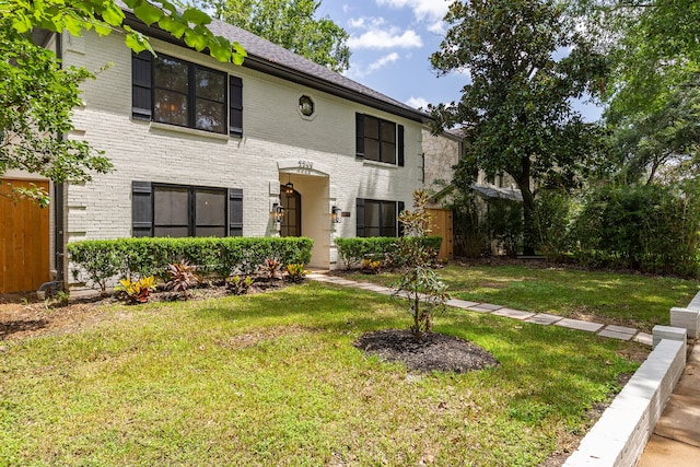 view of front property featuring a front lawn