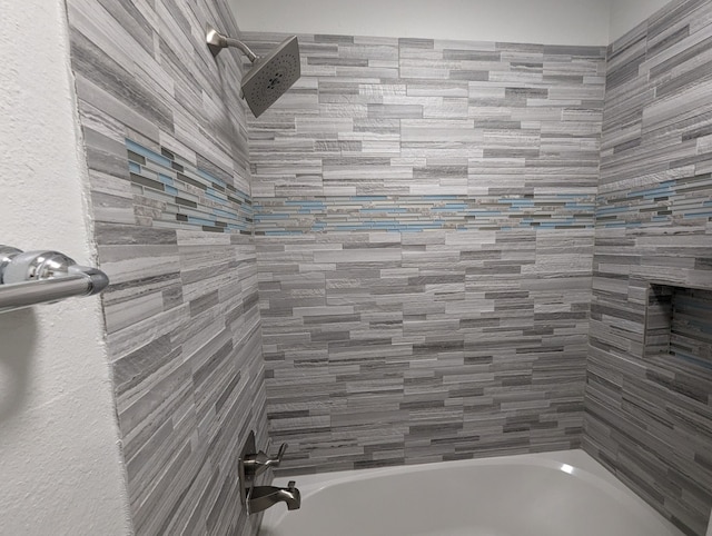 bathroom with tiled shower / bath combo