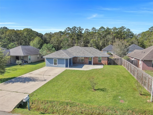 ranch-style house featuring a front yard