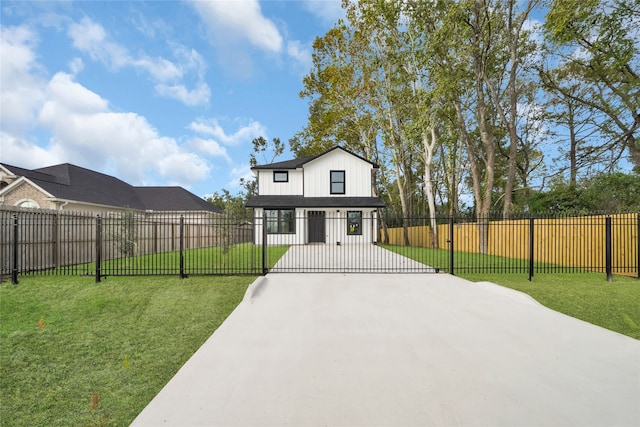 view of front of house featuring a front lawn