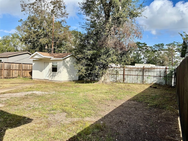 view of yard with a storage shed