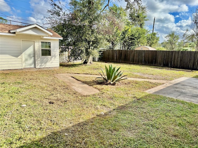 view of yard featuring a storage unit