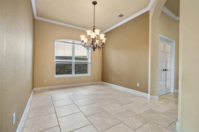 spare room with light tile patterned flooring, crown molding, and a notable chandelier