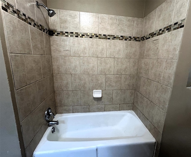 bathroom with tiled shower / bath combo