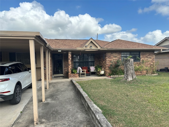 view of front of home featuring a front lawn and a carport