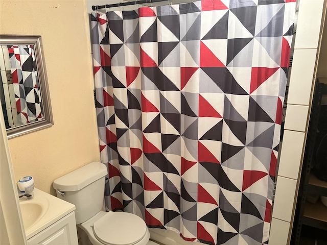 bathroom featuring a shower with curtain, vanity, and toilet