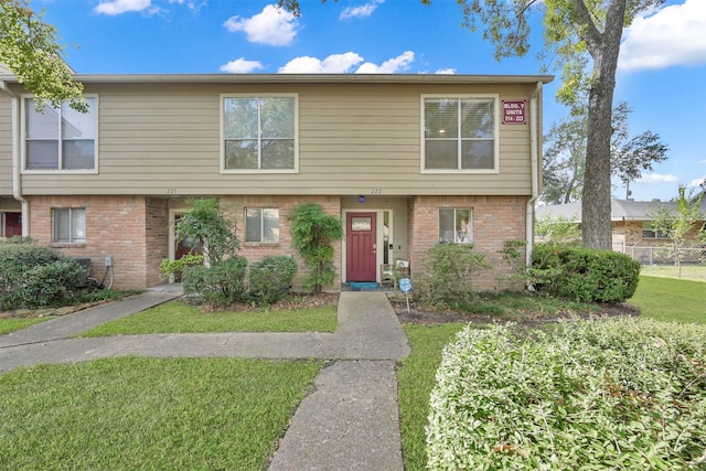 view of front facade featuring a front yard