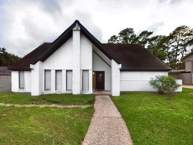 view of front of home featuring a front lawn