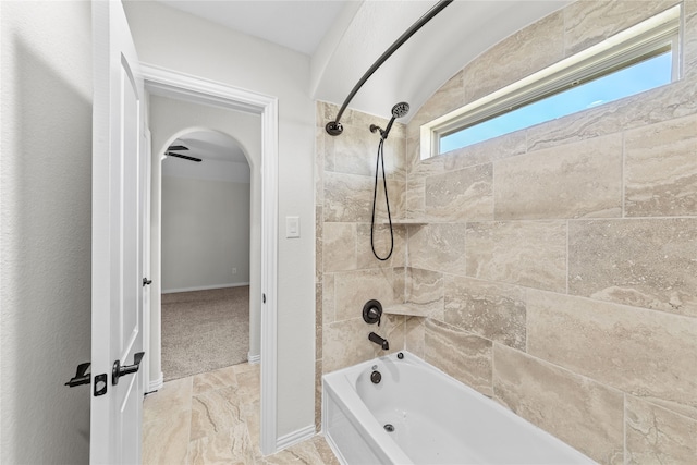 bathroom with tiled shower / bath