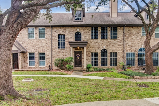 view of front of property featuring a front yard