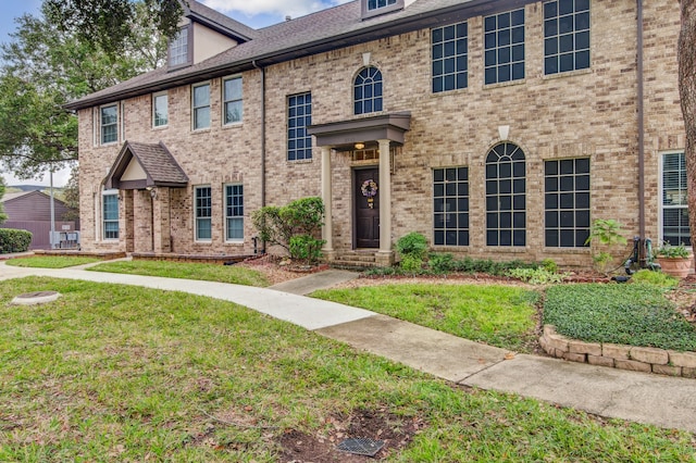 view of front of property featuring a front lawn