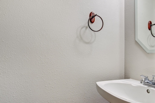 bathroom featuring sink