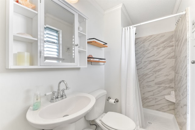 bathroom featuring sink, a textured ceiling, curtained shower, crown molding, and toilet