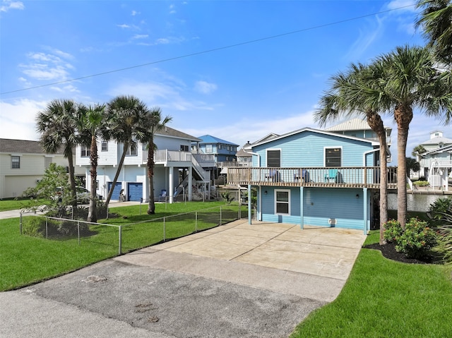 view of front of property featuring a wooden deck and a front lawn